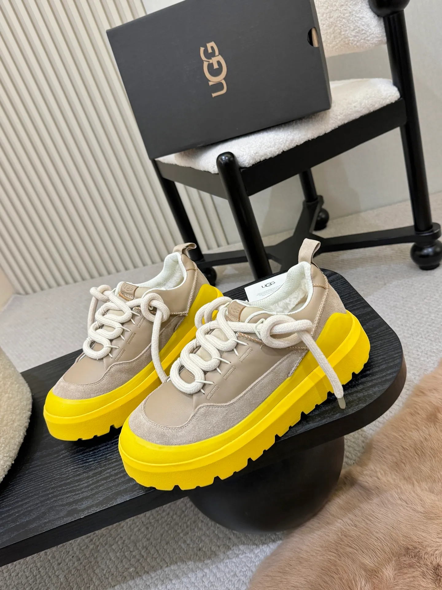 Men's shoes pP600! New UGG is on the market! Autumn and winter modern casual men's and women's low-cut shoes, snow boots, slippers, two-way shoes, this set of ugly bread shoes 🤏 Suede + sheepskin integrated lining, super convenient to step on. Adjustable upper straps. Velcro design adapts to various foot types. Thick soles hide flesh and are sexy, and feel like stepping on cotton☁️ When you go out on the street, you are chased and asked 🔗 Do you want to be lazy and fashionable in autumn and winter? Just lock this one💥 Style number, 1171355, size 35-41, men’s size 39-45